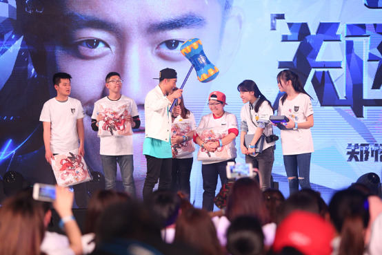 与粉丝同乐 《时空猎人》带你看郑恺生日会