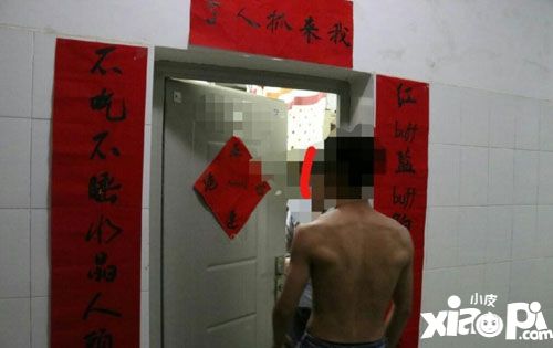 云南大学生《王者荣耀》登铂金段位 室友写对联庆祝图片
