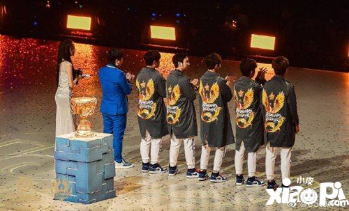 2019王者荣耀世冠总冠军eStar×Echolac联名应援箱首发