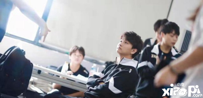 换下猫神,RNGM击败EDGM,晚秋状态回暖拿下MVP!
