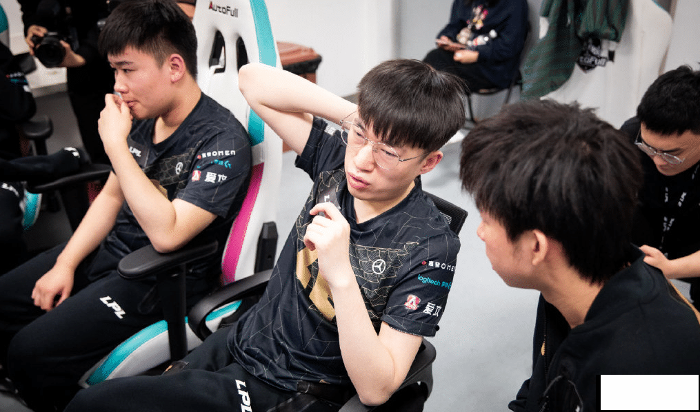 RNG欧服段位差距大,Gala一骑绝尘,小明身陷泥潭