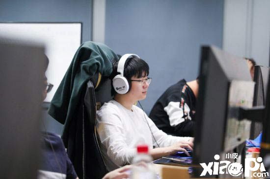 LOL RNG战队公告：石头上调至RNG担任中单