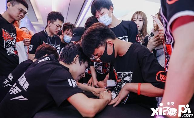 《王者荣耀》梦泪为全国大赛成都站 粉丝送福利