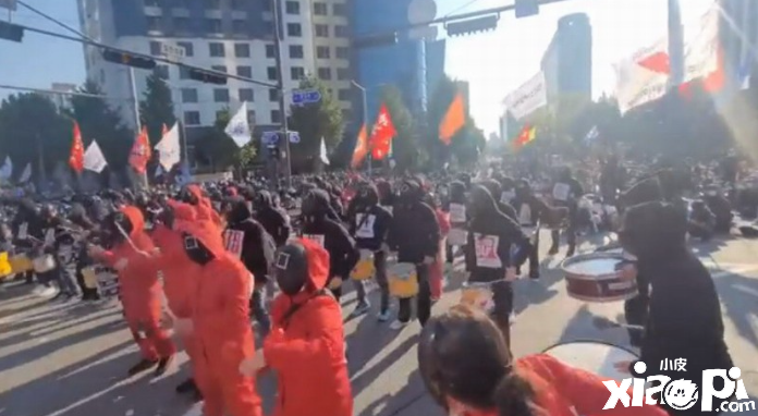 韩国爆发罢工集会 抗议者穿《鱿鱼游戏》服装
