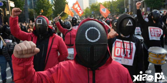 韩国爆发罢工集会 抗议者穿《鱿鱼游戏》服装