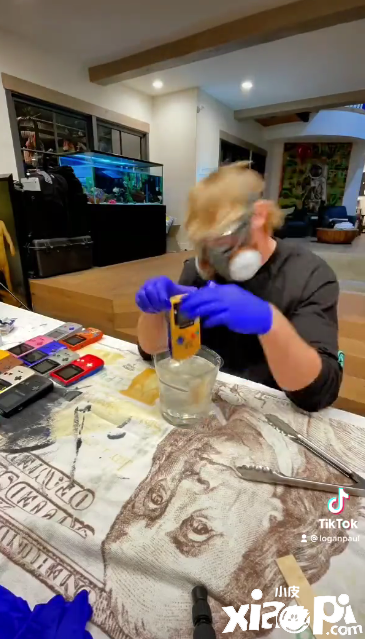 某主播用树脂打造GBC掌机展览柜，效果卓有成效
