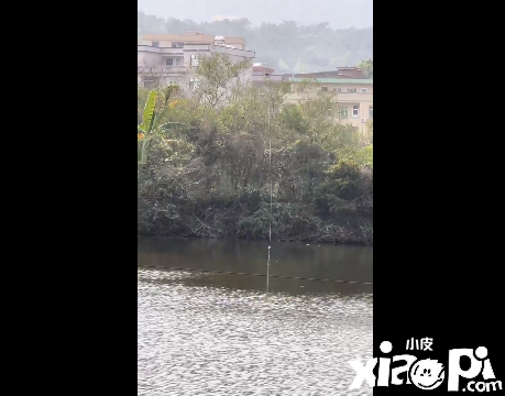 网友用无人机钓鱼结果被大鱼被拖进水了！