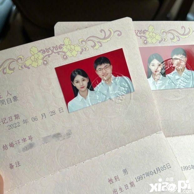 《英雄联盟》传奇职业选手“UZI”简自豪官宣领证结婚，妻子晒照透露已怀孕！