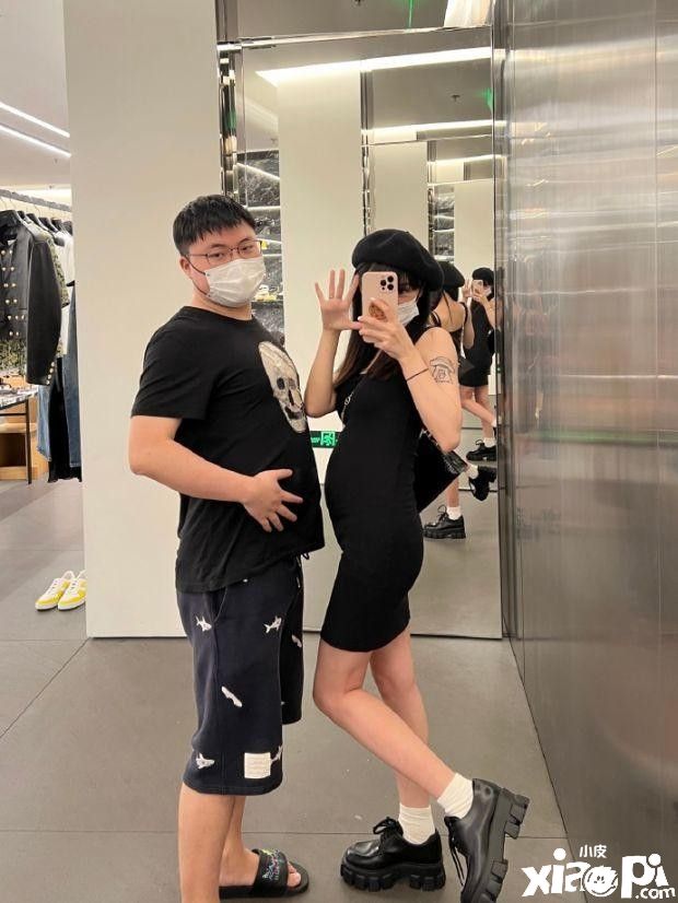 《英雄联盟》传奇职业选手“UZI”简自豪官宣领证结婚，妻子晒照透露已怀孕！