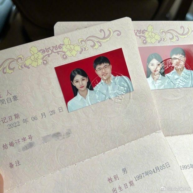 《英雄联盟》传奇职业选手“UZI”简自豪官宣领证结婚，妻子晒照透露已怀孕！