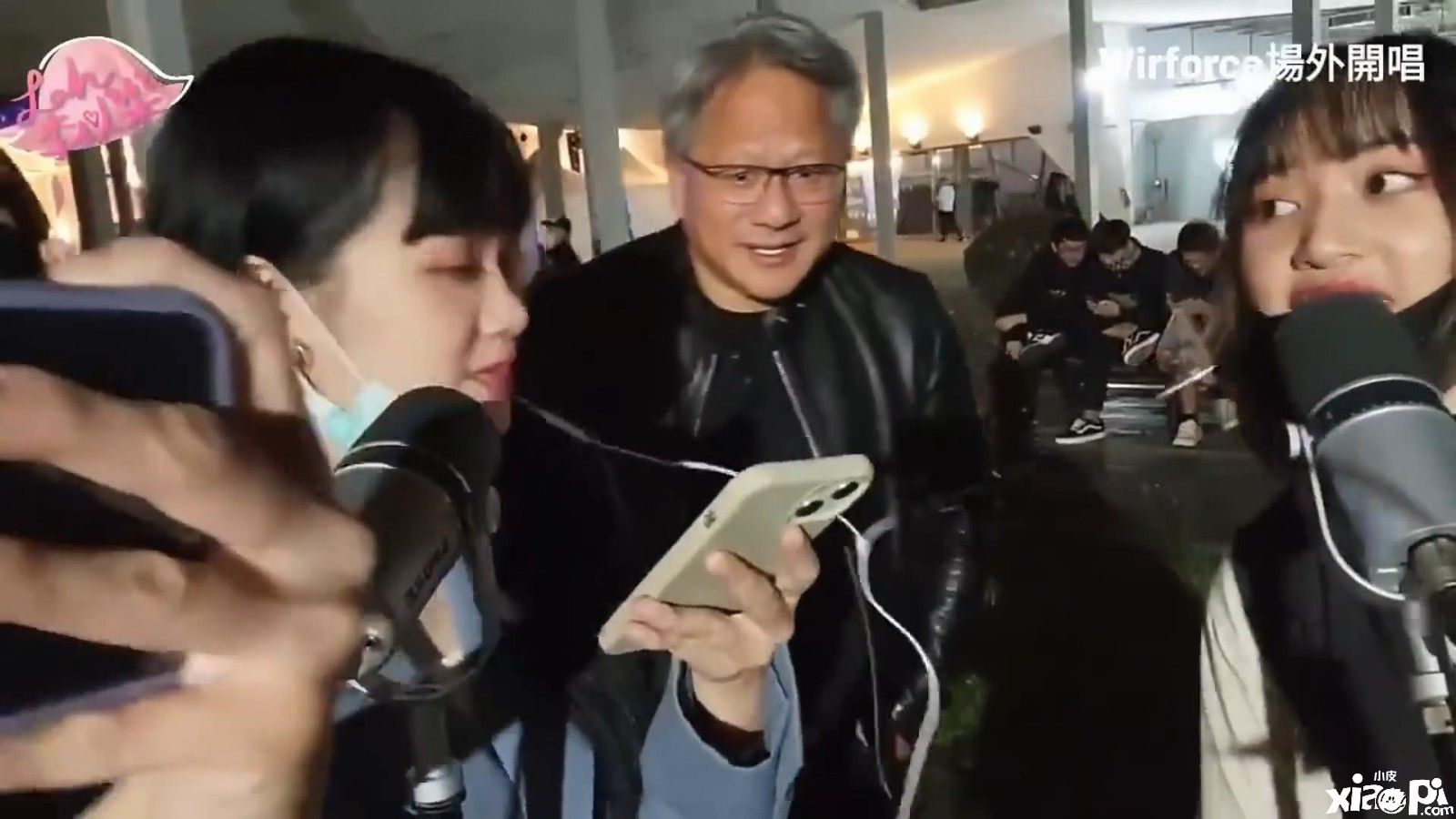 英伟达总裁黄仁勋意外出没美女直播间，网友调侃老黄线下还穿着皮衣！