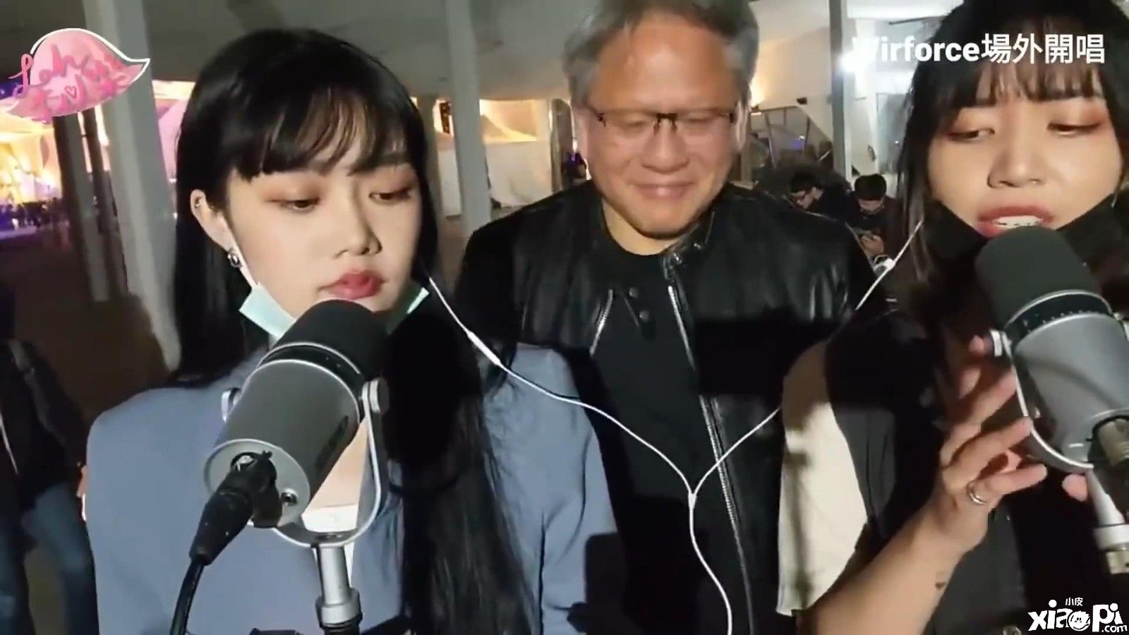 英伟达总裁黄仁勋意外出没美女直播间，网友调侃老黄线下还穿着皮衣！