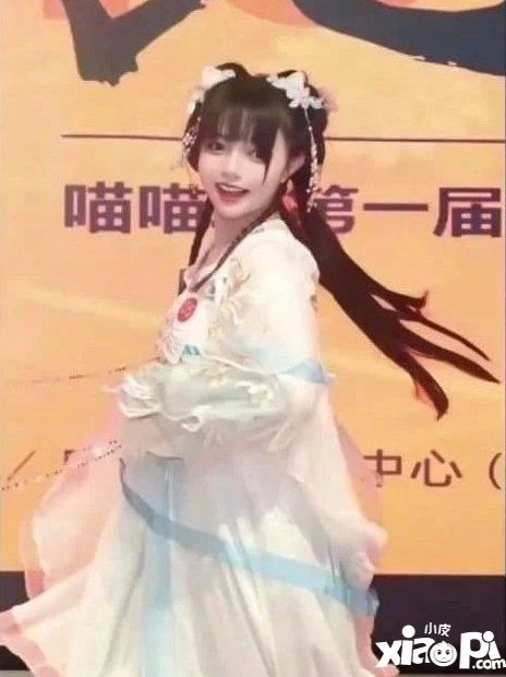 二次元的光！男生当面感谢跪地急救的cos服小姐姐