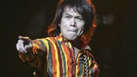 伍佰演唱会观众不走登热搜 网友：花钱请伍佰听我唱