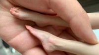 兄弟们猜跟哪个女的在一起？掌中把玩玉足的囧图