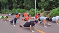老人扎堆鳄鱼爬硬核锻炼 医生:坏处多于好处