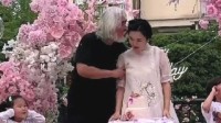 73岁张纪中为42岁妻子庆生 送孕妻千朵玫瑰浪漫温馨