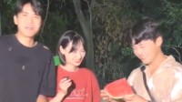 韩国小哥不信中国拿西瓜喂猪 直呼:把我也养了吧!