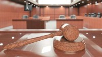 女员工因担心走光上班打伞遭开除 法院裁定解约合法