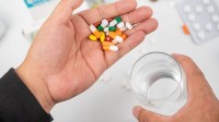 男子为快速入睡吃了40多片安眠药 医生:严重可致死