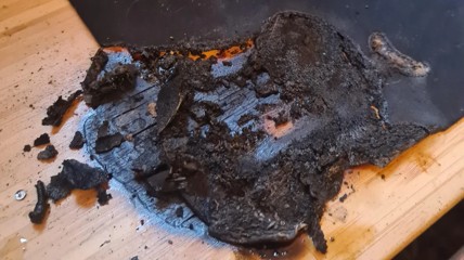 国外网友技嘉鼠标自燃起火：桌子直接烧出个大洞