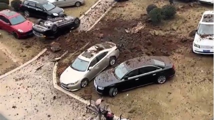 男孩扔鞭炮引爆沼气池!多辆豪车被掀翻！