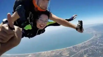 周润发70健步如飞 刘晓庆74高空跳伞 网友：比不了