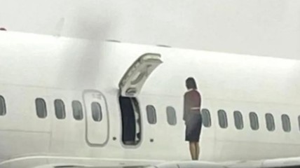 韩国大雪航班延误 空姐打开逃生门爬机翼拍照