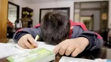 学校实施小学生作业熔断机制：晚上9点半停止写作业