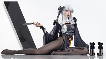 东欧美女COS作品赏析：甜妹穿黑丝 反差感十足！