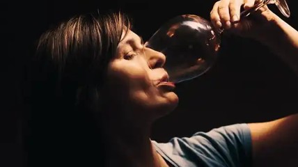 女子植入戒酒芯片后称见酒像白开水：完全不想碰