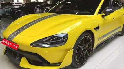 两人争相拍99元起价的小米SU7 Ultra：结果都没拍到!