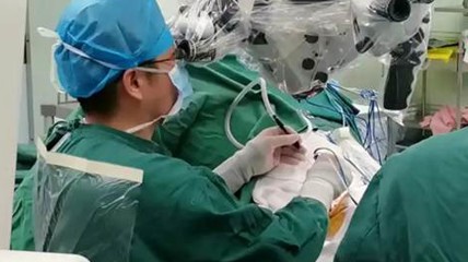 20岁小伙一年猛长17厘米 医生一看：得手术