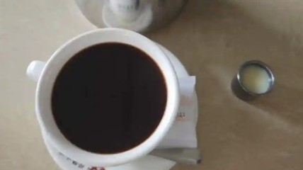 25岁女孩一天4杯咖啡致骨质疏松 弯个腰骨折了