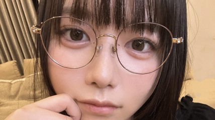 东云海调侃眼镜才是本体：新一期性感写真图欣赏