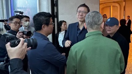 马云现身香港参加活动 现场大咖云集