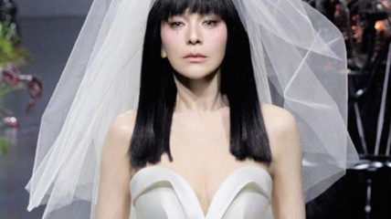 54岁“雪姨”王琳穿婚纱走秀引热议 网友：没认出来