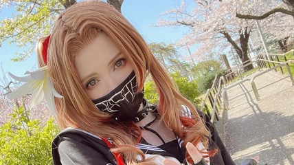碍事梨甜美COS新图来了！学院风爱丽丝观赏樱花