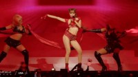 Lisa科切拉舞台变蜥蜴人 漫画身材不再的动态图