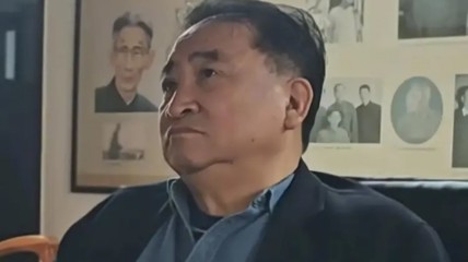 75岁姜昆在美国日料店被偶遇 妻子罕见露面