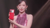 程潇现身一加13T发布会现场 变魔术发一加13T红包