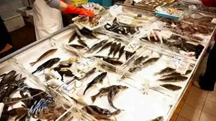 顾客买鱼要求不宰杀遭商贩扔秤砣 当地市监局回应