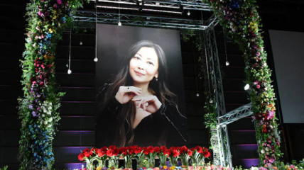 中山美穗告别式万人献花 岩井俊二柏原崇等纷纷现身