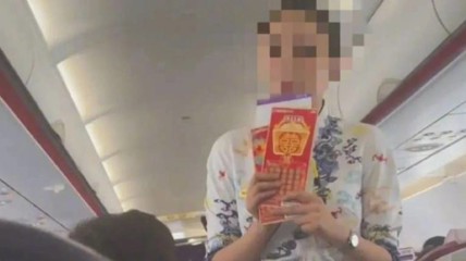 空姐在飞机上售卖彩票？航空公司：仅部分航班售卖