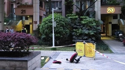 男子吵架情绪失控 16楼扔出电竞椅：响声如炸弹