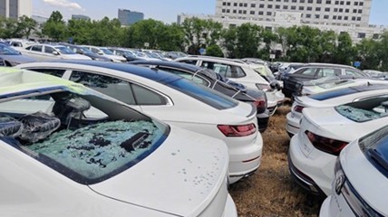 北京冰雹一4S店损失惨重 一停车场新车被砸烂