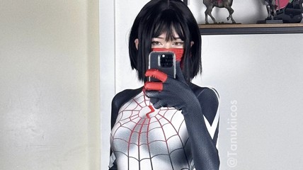 美女推主COS《漫威争锋》隐形女：战衣勾勒曼妙身材