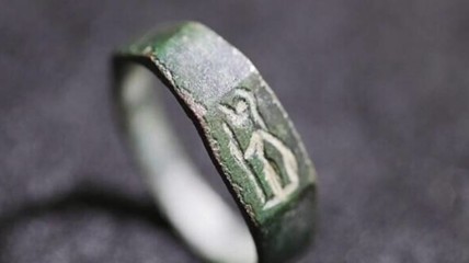 以色列13岁少年散步时捡宝：一枚约1800年历史的戒指
