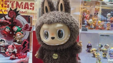 泡泡玛特“Labubu”英国爆火 消费者为抢购大打出手