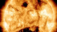 太阳上突然出现“巨型人脸” 嘴巴能吞掉5个木星